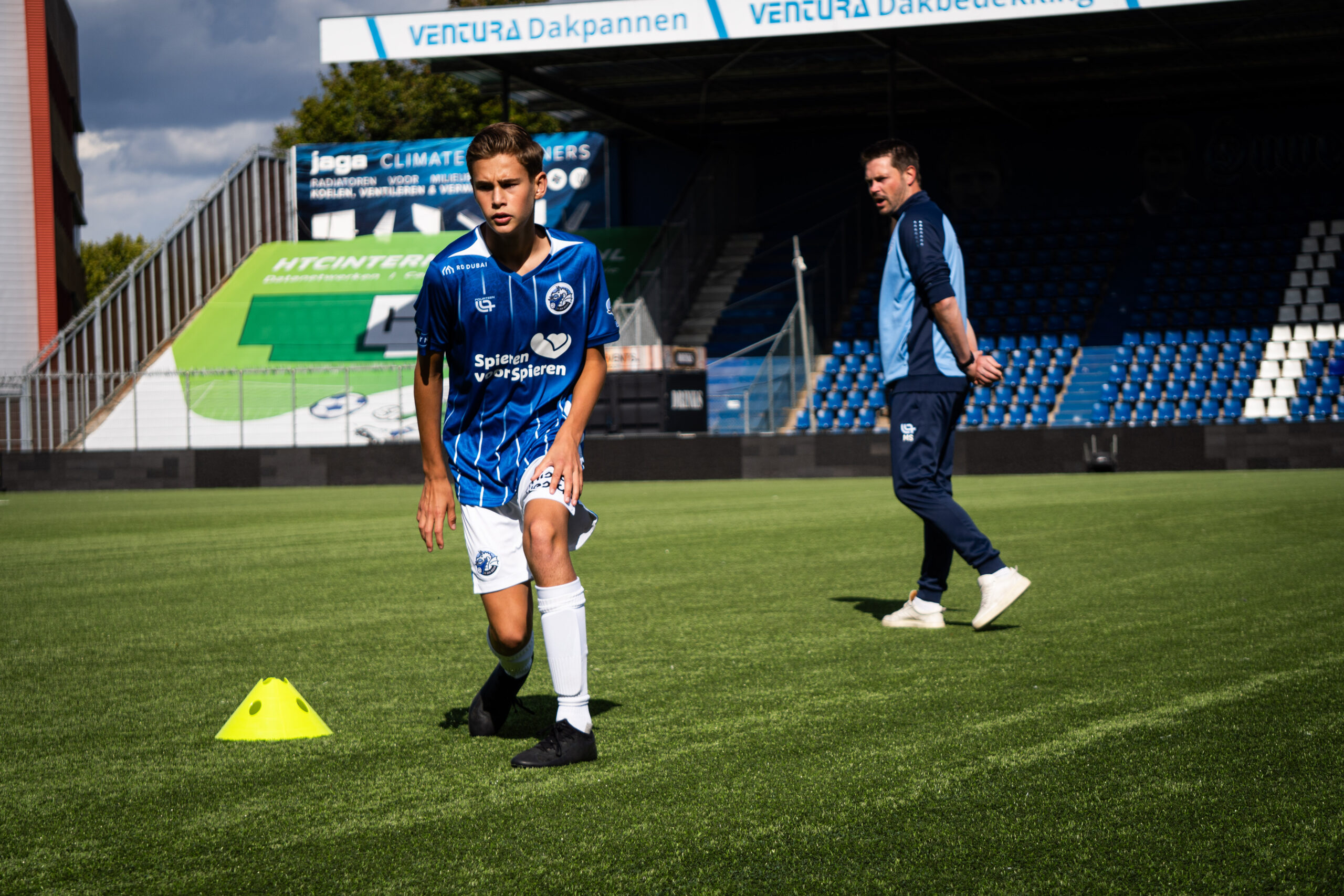 Voetbaltrainer in actie bij partnervereniging in de regio 's-Hertogenbosch